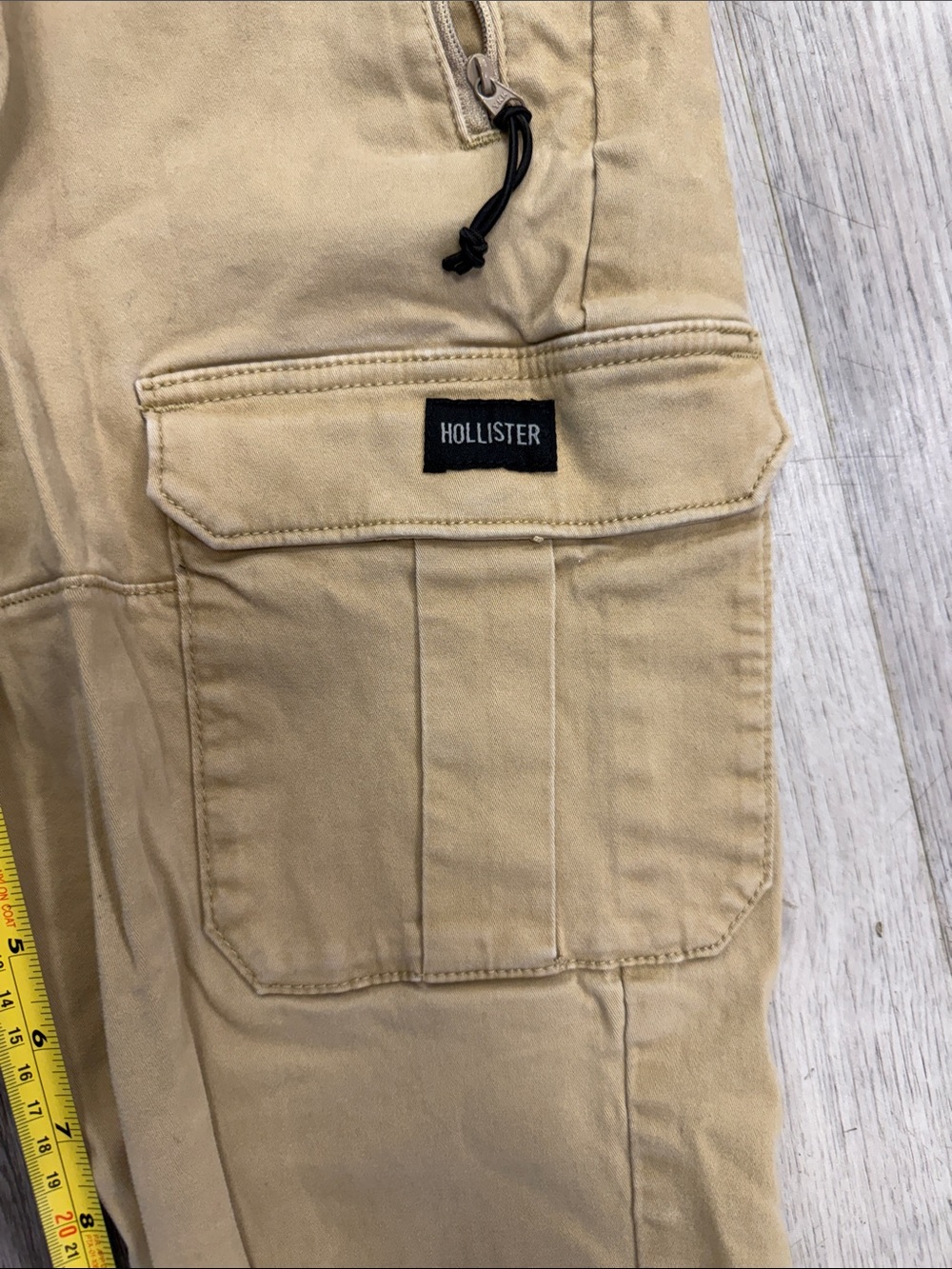 Hollister Men's Tan Cargo Jogger Pants with Black Drawstrings - Picture 5 of 7